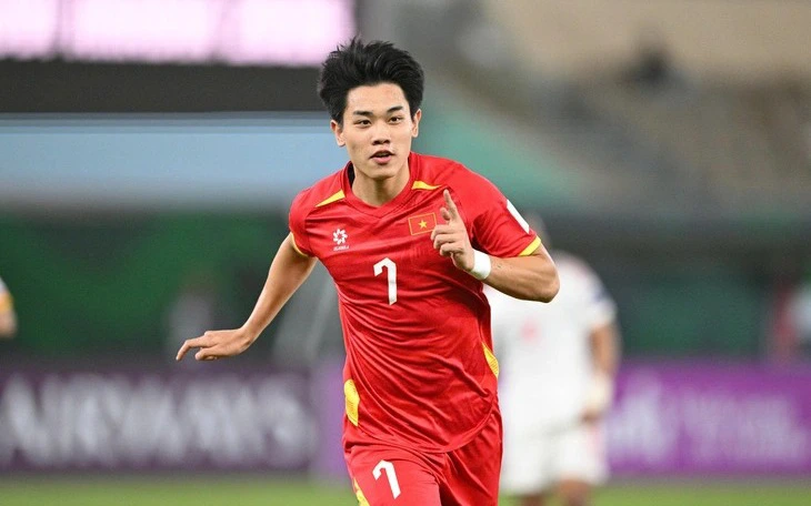 HLV ở Anh bị cấm 12 năm vì gửi ảnh nhạy cảm của chính mình cho nữ cầu thủ - Ảnh 3.