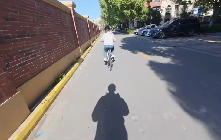 Kiếm tiền tỉ nhờ dạy người lớn đi xe đạp - Ảnh 2.