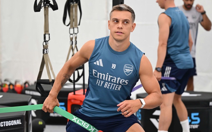 Enzo Maresca dứt áo rời Chelsea, bỏ 14 triệu bảng 'phí chia tay' - Ảnh 4.