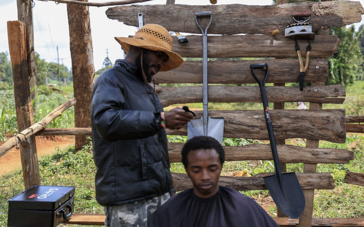 Biệt thự 5 triệu tệ bỗng 'lên đời' chuồng gà vì hàng xóm… quá nhiệt tình - Ảnh 5.