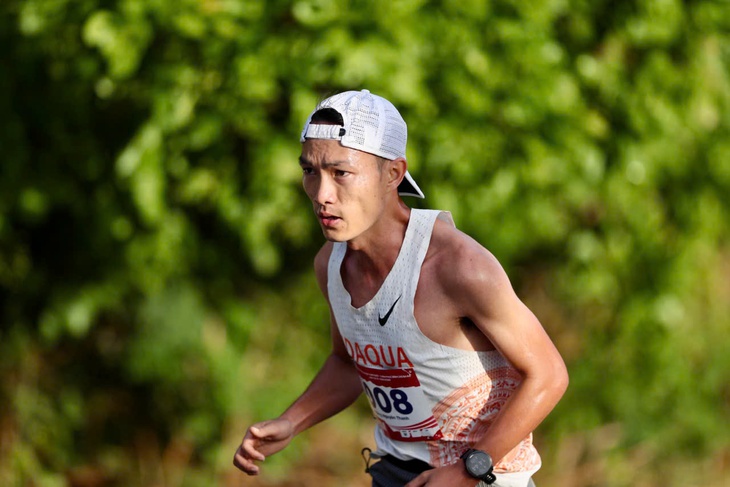 Hoàng Nguyên Thanh, Hồng Lệ ung dung lên đỉnh Bà Rá - Ảnh 3.