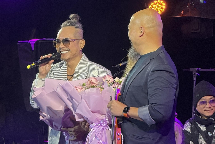 Jimmii Nguyễn hát giữa thời tiết dưới 10 độ C, khán giả vẫn ngồi đến phút cuối - Ảnh 2.