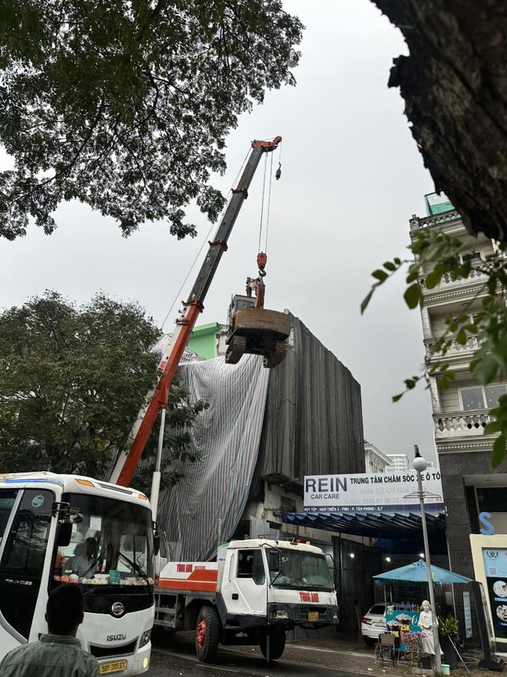 Dân mạng thắc mắc vì sao máy xúc to đùng 'leo' được tầng cao? - Ảnh 2.