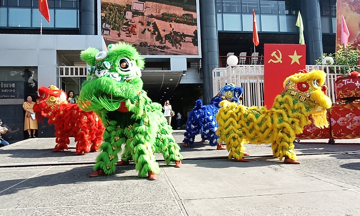 Ba đội hàng đầu thế giới ‘chào xuân’ cùng lân sư rồng Việt Nam - Ảnh 1.