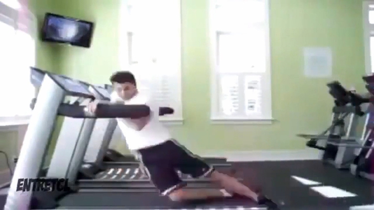 Những quý ông gặp họa vì mải ngắm người đẹp - Ảnh 12.