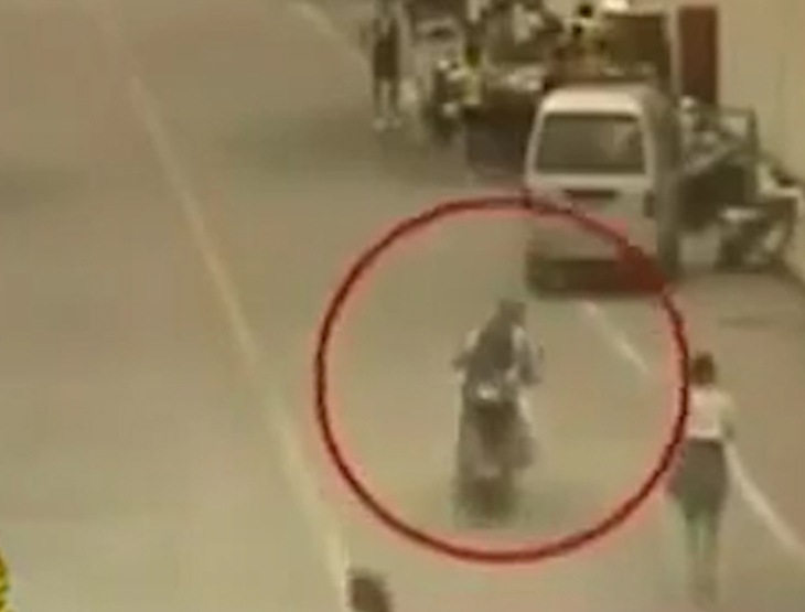 Những quý ông gặp họa vì mải ngắm người đẹp - Ảnh 6.