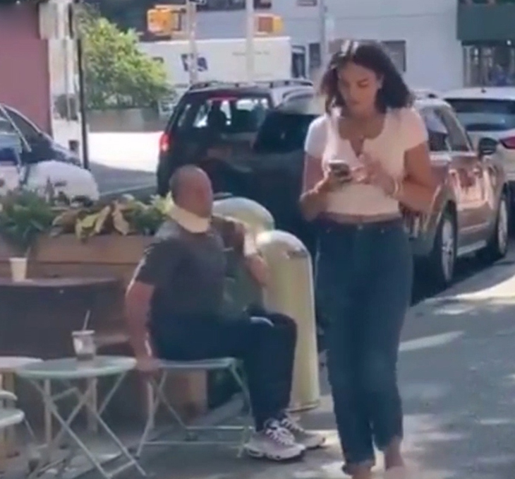 Những quý ông gặp họa vì mải ngắm người đẹp - Ảnh 9.