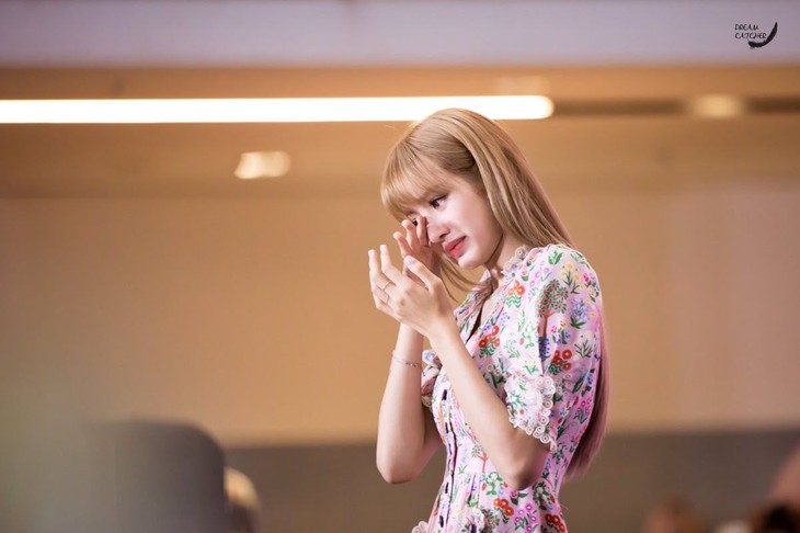 Lisa từng khóc trước những lời bình luận khiếm nhã, xúc phạm xuất thân