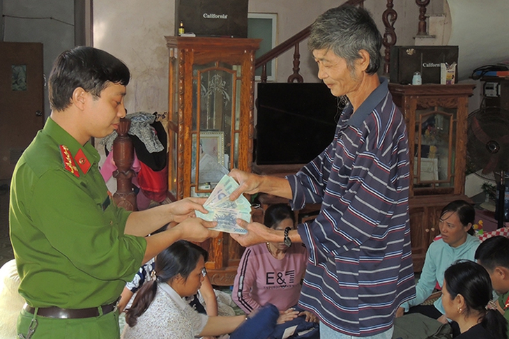 bỏ quên 50 triệu trong quần áo cũ quyên góp cho Miền Trung