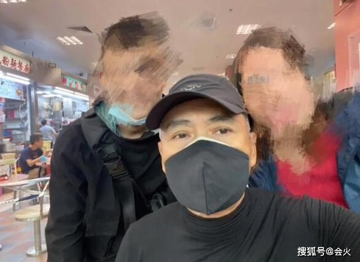 Nam diễn viên vui vẻ tự sướng cùng người hâm mộ