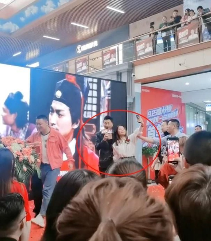 'Triển Chiêu' Hà Gia Kính xuất hiện bảnh bao khiến fan nữ phấn khích