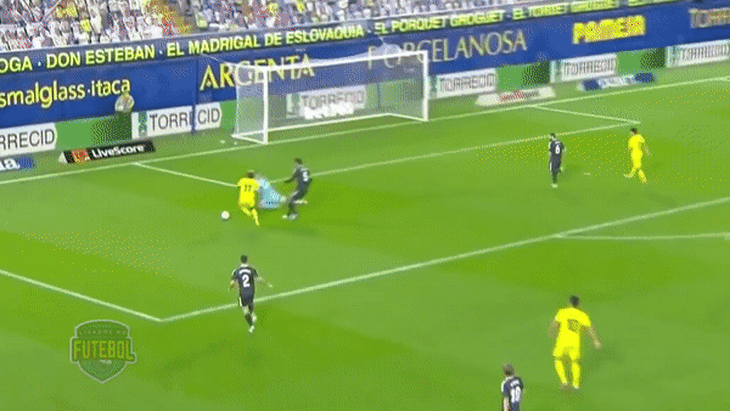 Courtois có tình huống lao ra và phạm lỗi thô thiển với cầu thủ Villarreal trong vòng cấm