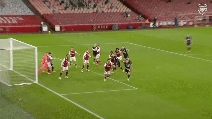 Aubameyang chấm dứt cơn hạn hán bàn thắng bằng cách... đá phản lưới nhà