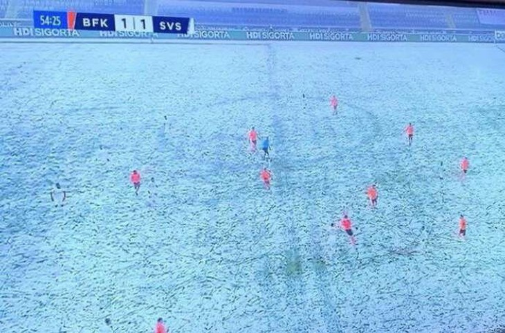 Đội bóng Thổ Nhĩ Kỳ ‘hack não’ khán giả khi mặc áo trắng thi đấu giữa trời tuyết