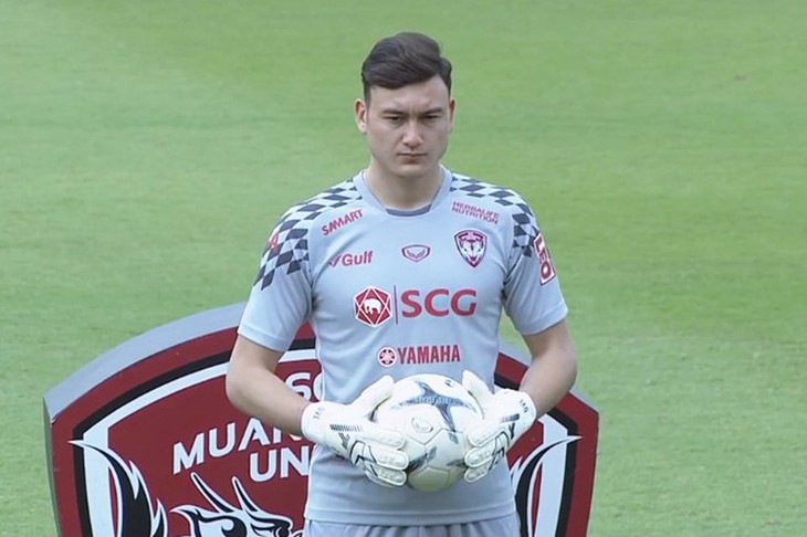 Văn Lâm sẽ gặp rắc rối lớn nếu thua kiện FIFA. Ảnh: Muangthong United.