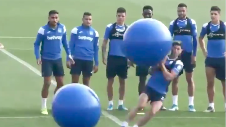 Các cầu thủ rất vất vả trước các quả bóng khổng lồ này.