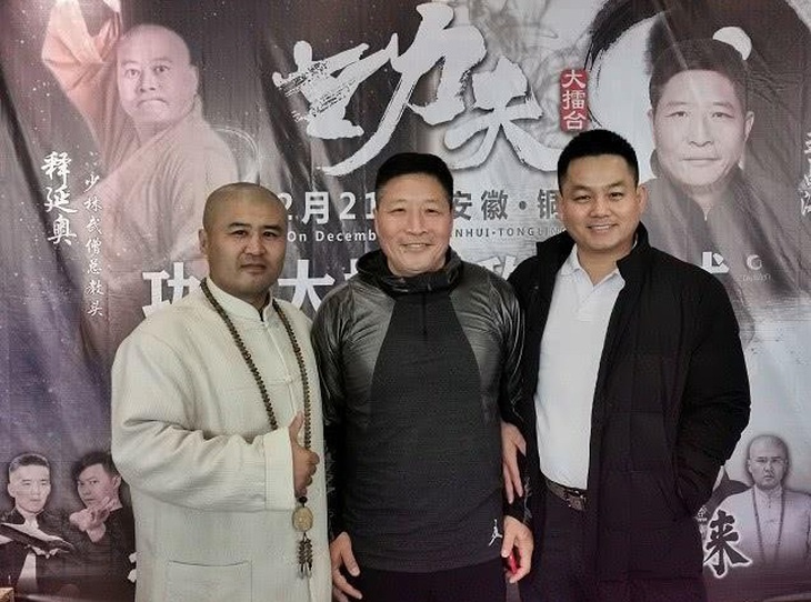 Ngụy Lôi (trái) vừa có phát biểu đề cao Vương Chiêm Hải (giữa).