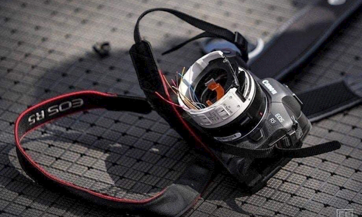 Cận cảnh chiếc máy ảnh bị vỡ