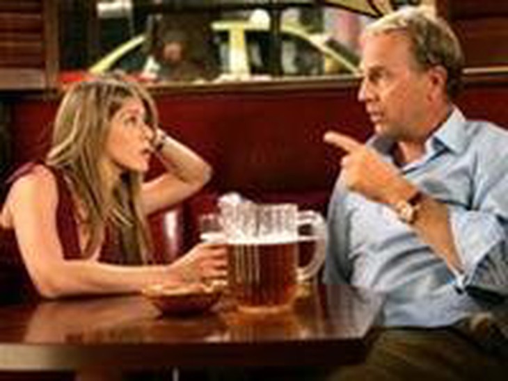 Jennifer Aniston "bắt cặp" với Kevin Costner
