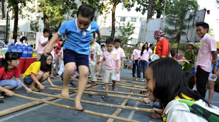Nguyễn Quang Hải nhễ nhại mồ hôi, san sẻ yêu thương cùng ‘Mái ấm gia đình Việt’ - Ảnh 5.