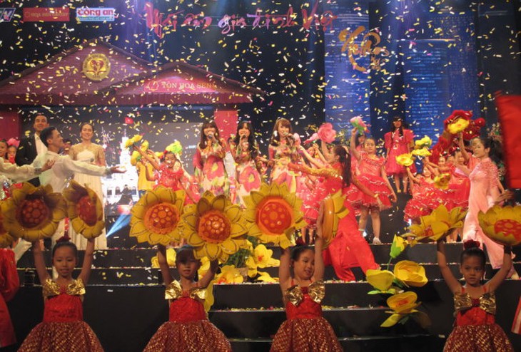 Nguyễn Quang Hải nhễ nhại mồ hôi, san sẻ yêu thương cùng ‘Mái ấm gia đình Việt’ - Ảnh 4.