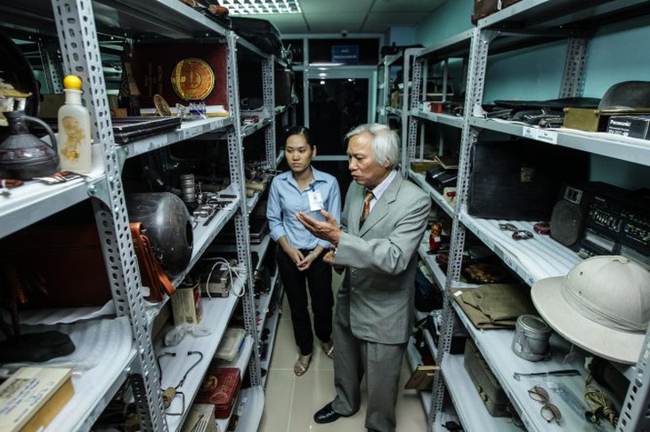 PGS.TS Nguyễn Văn Huy - “kiến trúc sư trưởng” của trung tâm, và bà Trần Bích Hạnh - giám đốc trung tâm - giới thiệu kho chứa hiện vật của các nhà khoa học Việt Nam