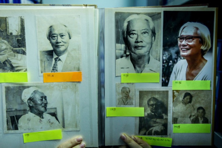 Những hình ảnh của GS Tôn Thất Tùng được gia đình trao tặng cho trung tâm khá đầy đủ và nguyên vẹn