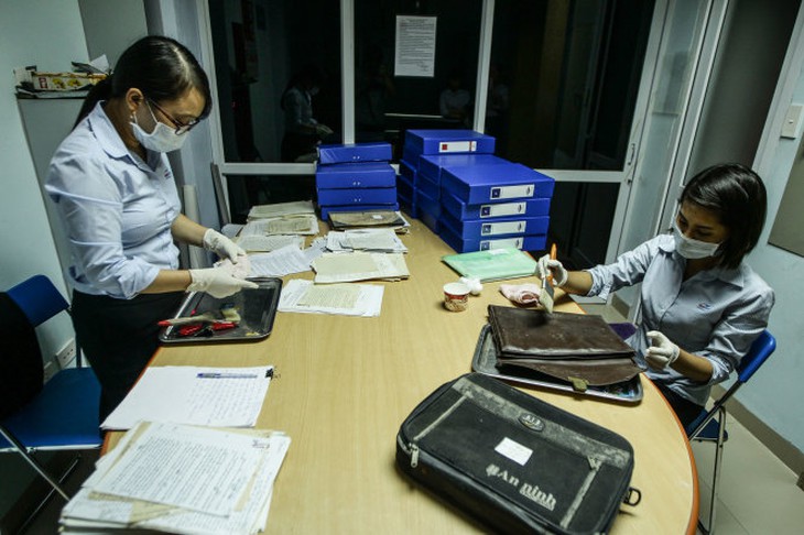 Vệ sinh hiện vật của những nhà khoa học sau khi được gia đình hiến tặng