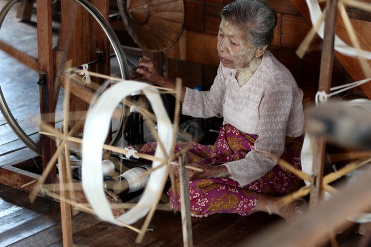 Dệt vải truyền thống -T.T.L.