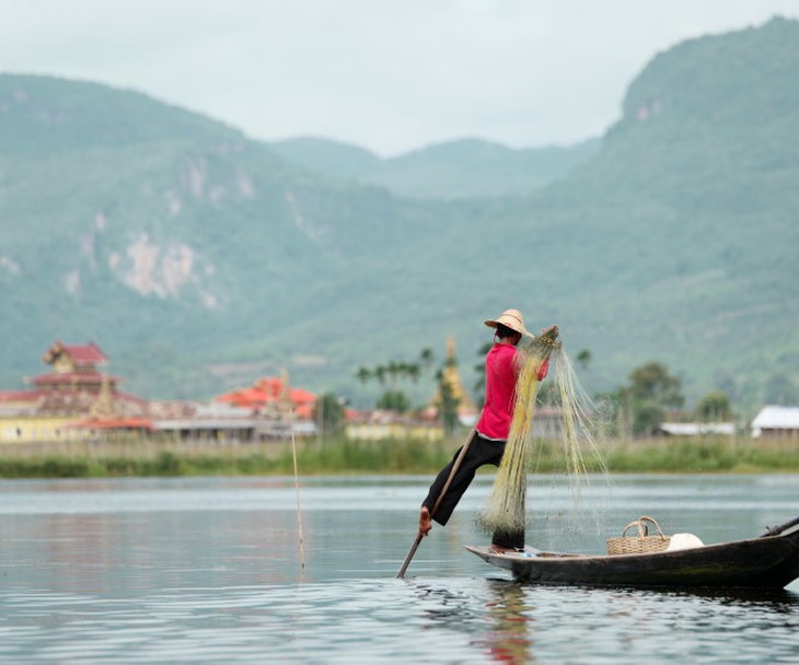Một chân trên thuyền một chân chèo, nét nổi bật của ngư dân hồ Inle -T.T.L.
