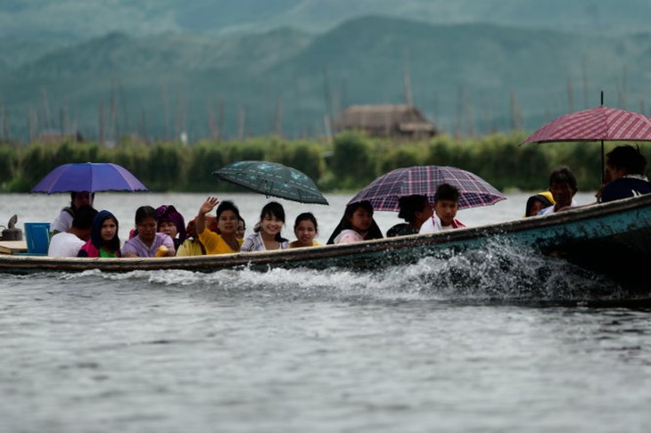 Rất đông du khách tìm hiểu cuộc sống trên hồ Inle (TTL)