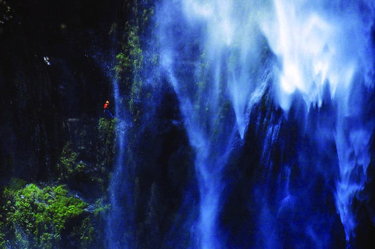 Sự thay đổi cơ học của não rõ ràng nhất khi chúng ta chủ động thách thức mình bằng những trải nghiệm và hành vi hoàn toàn mới. Tác giả bài viết vốn sợ độ cao và chưa từng leo dây, nhưng đã chiến thắng bản thân và chinh phục đường abseil leo núi cao nhất thế giới ở Lesotho