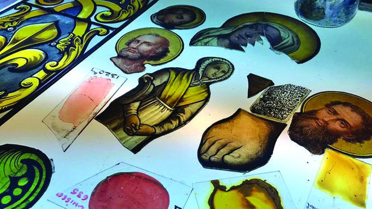 Những tấm kính màu sẽ được phục chế thận trọng và thay thế y hệt đối với những phần hỏng nặng. Ảnh: francebleu.fr