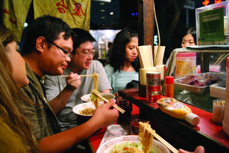 Một xe yatai bán ramen ở Fukuoka, Fukuoka Prefecture, Nhật.