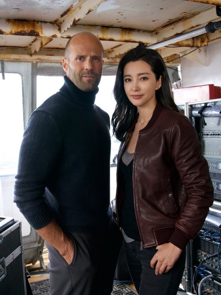 Jason Statham và Lý Băng Băng trong The Meg. Ảnh: Collider