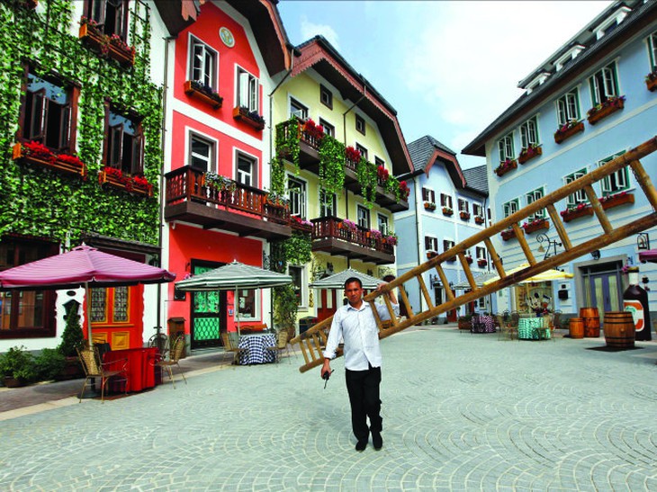 Làng cổ Hallstatt (Áo) đã được dựng lại “nguyên đai nguyên kiện” ở Trung Quốc. Ảnh: Next Nature