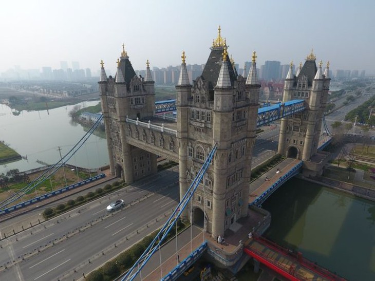 Bản sao cầu London Tower ở thành phố Tô Châu. Ảnh: Reuters