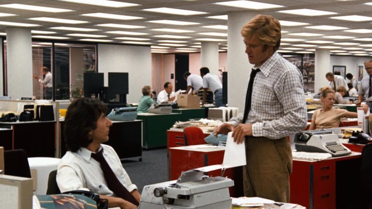 Cảnh trong phim All the President's men, khi Carl Bernstein (trái) và Bob Woodward trong lần đầu va chạm với nhau.