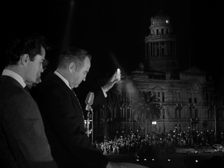 Cảnh trong phim All the King's men: Willie Stark khi đắc cử thống đốc bang.