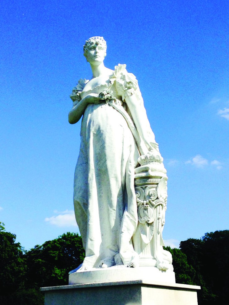 Tượng Joséphine de Beauharnais, vợ vua Napoléon, nguyên vẹn (bên trái) và đã bị chặt cụt đầu trong thập niên 1970, được để nguyên trong sự tàn phá đó để tạo dựng nên một câu chuyện kể mới cho lịch sử Martinique