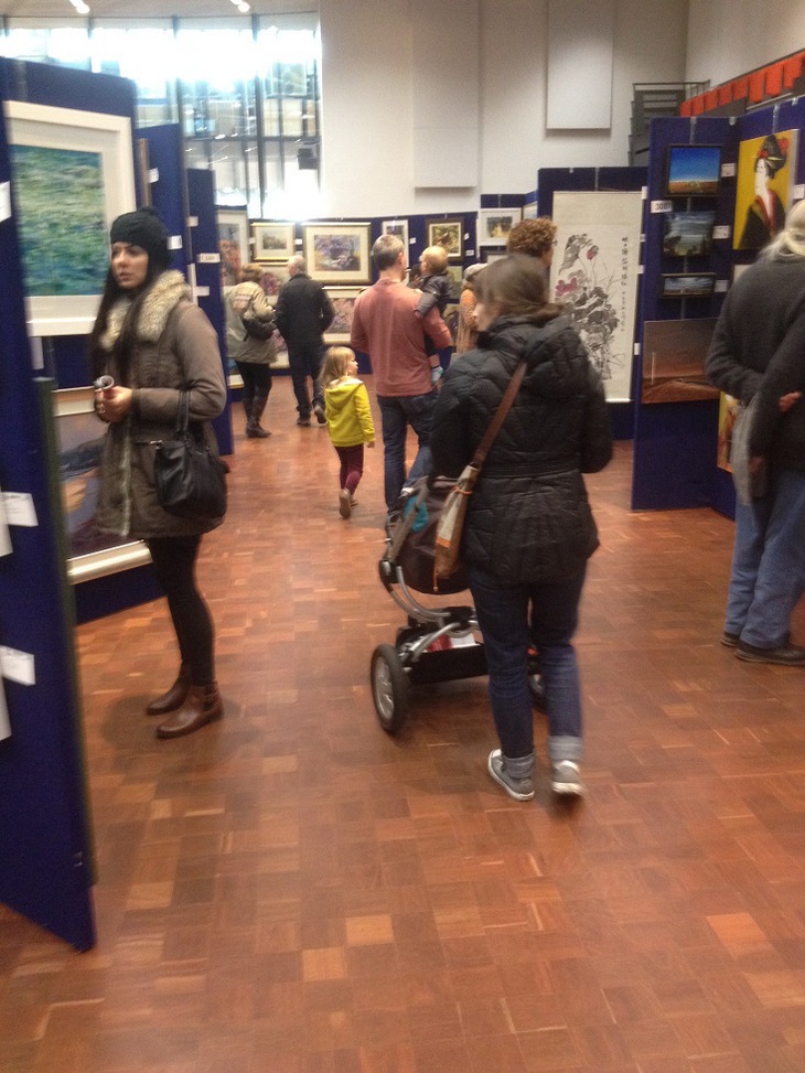 Một gia đình đưa con nhỏ đi xem tranh-Đ.T.