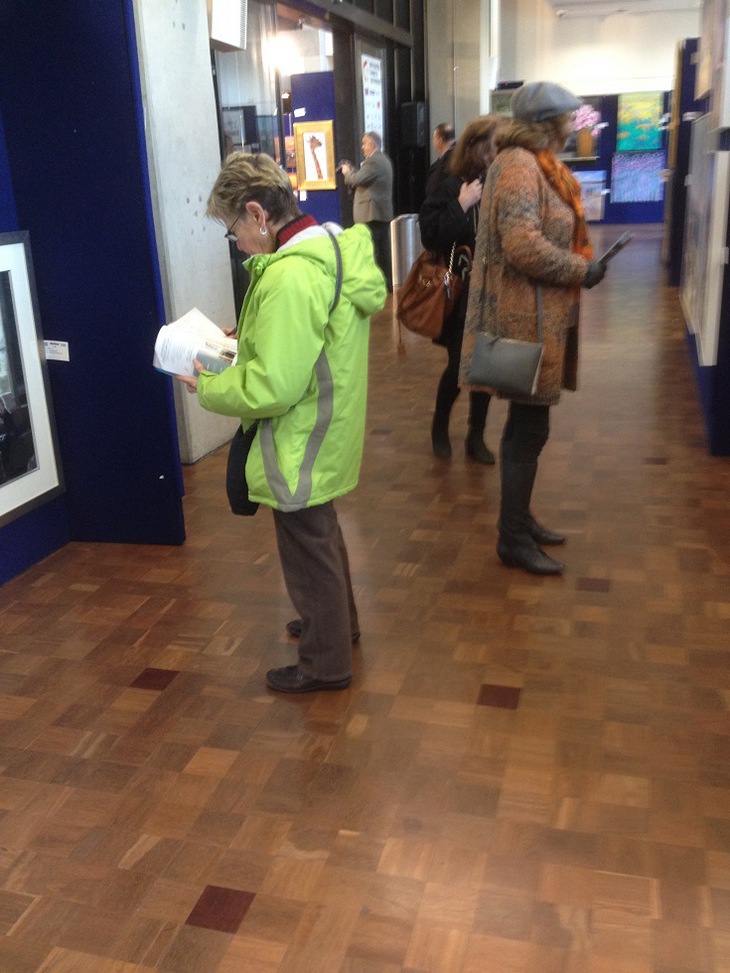 Người phụ nữ này đã mua hai bức, mỗi bức trị giá $9.500-Đ.T.