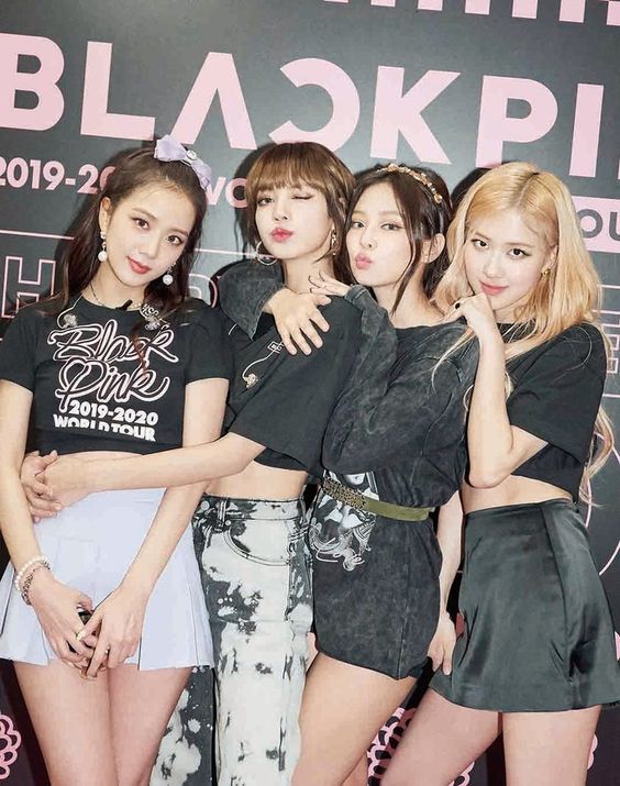 Các cô gái Blackpink ôm chầm lấy nhau vì màn bình chọn hài hước