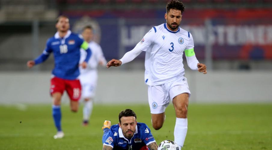 Các cầu thủ San Marino (áo trắng) đã làm nên lịch sử