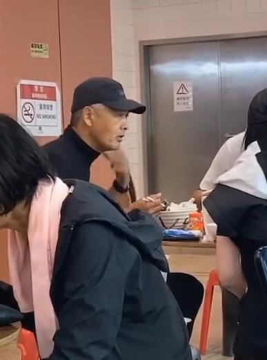 Châu Nhuận Phát bị phát hiện đi ăn cùng Miêu Triều Vỹ