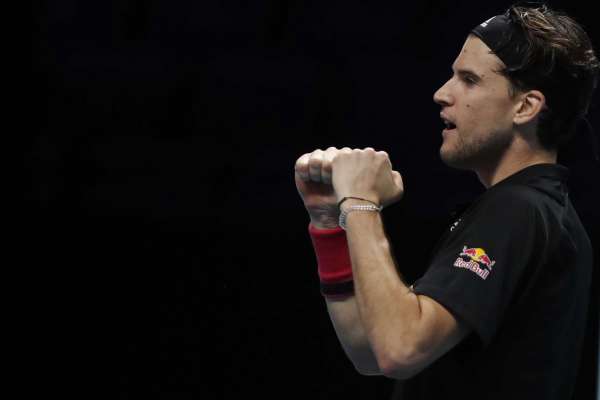 Ngược dòng ‘siêu ảo’, Thiem khiến ngai vàng của Djokovic lung lay