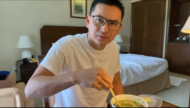 Kiatisak ăn phở khi vừa đến Việt Nam