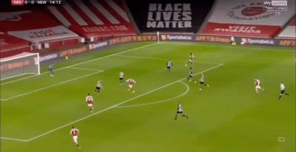 Pha bỏ lỡ không ai hiểu nổi của Aubameyang