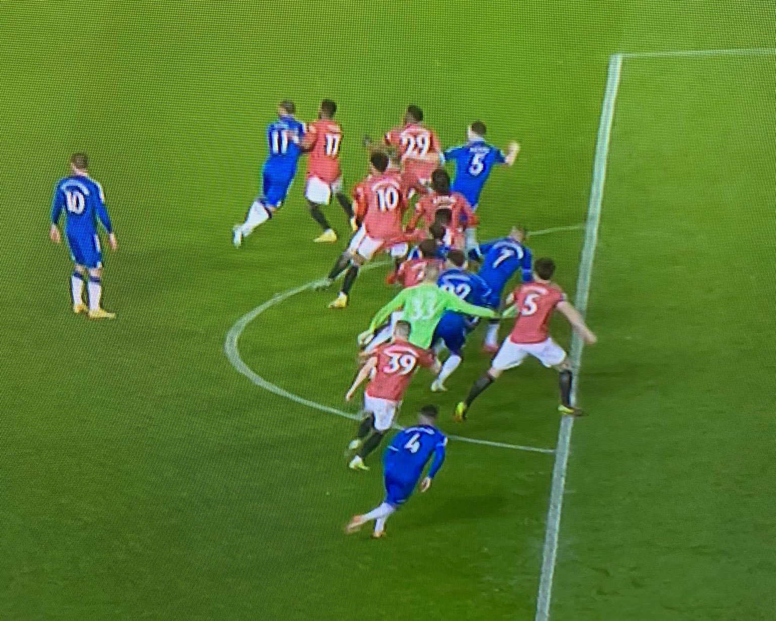 Trung vệ Harry Maguire giúp cầu thủ Everton phá bẫy việt vị khi trở thành người cuối cùng đứng ở hàng thủ Manchester United trong bàn thua 3-3.