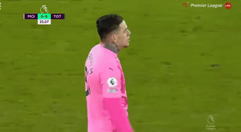 Bernardo Silva phải đứng ngăn thủ môn Ederson đòi đá phạt đền.